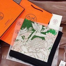 🆕 重磅推荐的140顶级丝绒双面异色披肩《回归自然》 披肩尺寸:140*140方巾 70%羊绒30%真丝 这张复杂 🆕 重磅推荐的140顶级丝绒双面异色披肩《回归自然》 披肩尺寸:140*140方巾 70%羊绒30%真丝 这张复杂