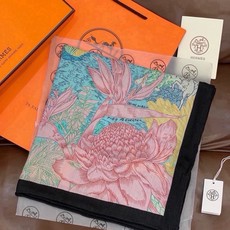 🆕 重磅推荐的140顶级丝绒双面异色披肩《回归自然》 披肩尺寸:140*140方巾 70%羊绒30%真丝 这张复杂 🆕 重磅推荐的140顶级丝绒双面异色披肩《回归自然》 披肩尺寸:140*140方巾 70%羊绒30%真丝 这张复杂