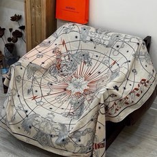 🆕 “星辰合唱曲”140丝绒双面同色披肩 手工卷边丝绒方巾(30%桑蚕丝70%羊绒) 这款经典单品展现强大而迷人的女 🆕 “星辰合唱曲”140丝绒双面同色披肩 手工卷边丝绒方巾(30%桑蚕丝70%羊绒) 这款经典单品展现强大而迷人的女