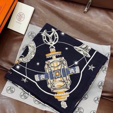 🆕 “星辰合唱曲”140丝绒双面同色披肩 手工卷边丝绒方巾(30%桑蚕丝70%羊绒) 这款经典单品展现强大而迷人的女 🆕 “星辰合唱曲”140丝绒双面同色披肩 手工卷边丝绒方巾(30%桑蚕丝70%羊绒) 这款经典单品展现强大而迷人的女