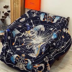 🆕 “星辰合唱曲”140丝绒双面同色披肩 手工卷边丝绒方巾(30%桑蚕丝70%羊绒) 这款经典单品展现强大而迷人的女 🆕 “星辰合唱曲”140丝绒双面同色披肩 手工卷边丝绒方巾(30%桑蚕丝70%羊绒) 这款经典单品展现强大而迷人的女