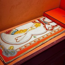 🆕 【双面同色】原单爱马仕140cm丝绒方巾💕 甜蜜的鞍具,装饰家芳登和佩西耶设计的一款餐盘增添骑士般的浪漫气息,该餐 🆕 【双面同色】原单爱马仕140cm丝绒方巾💕 甜蜜的鞍具,装饰家芳登和佩西耶设计的一款餐盘增添骑士般的浪漫气息,该餐