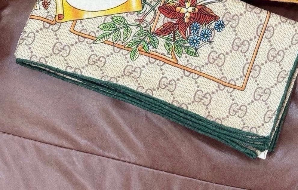 🆕  Gucci新款方巾 Gucci动物和花卉印花 品牌典藏图案在与全新醒目印花的衬托下熠熠生辉。这款方巾匠心缀饰动物和