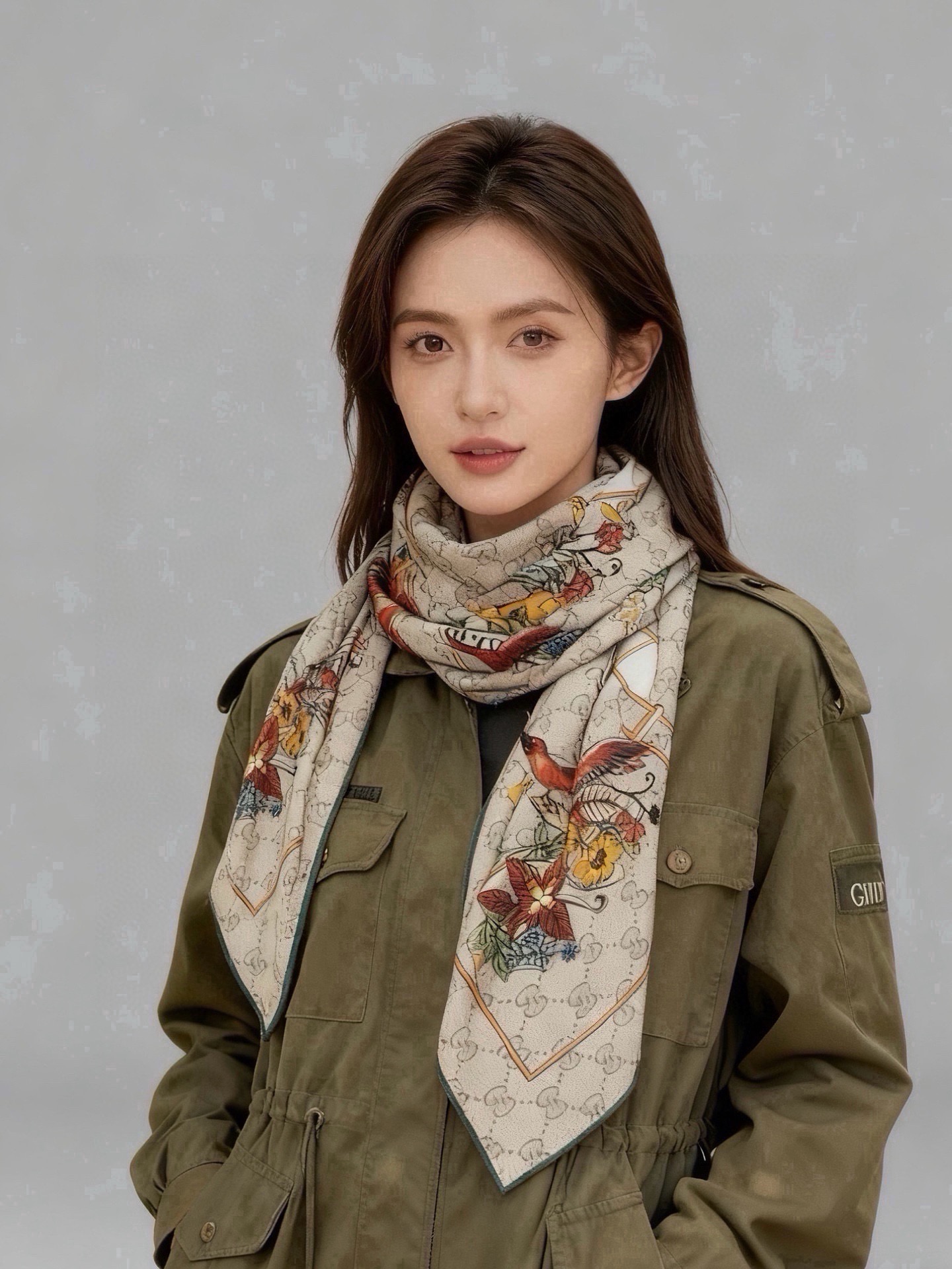 🆕  Gucci新款方巾 Gucci动物和花卉印花 品牌典藏图案在与全新醒目印花的衬托下熠熠生辉。这款方巾匠心缀饰动物和