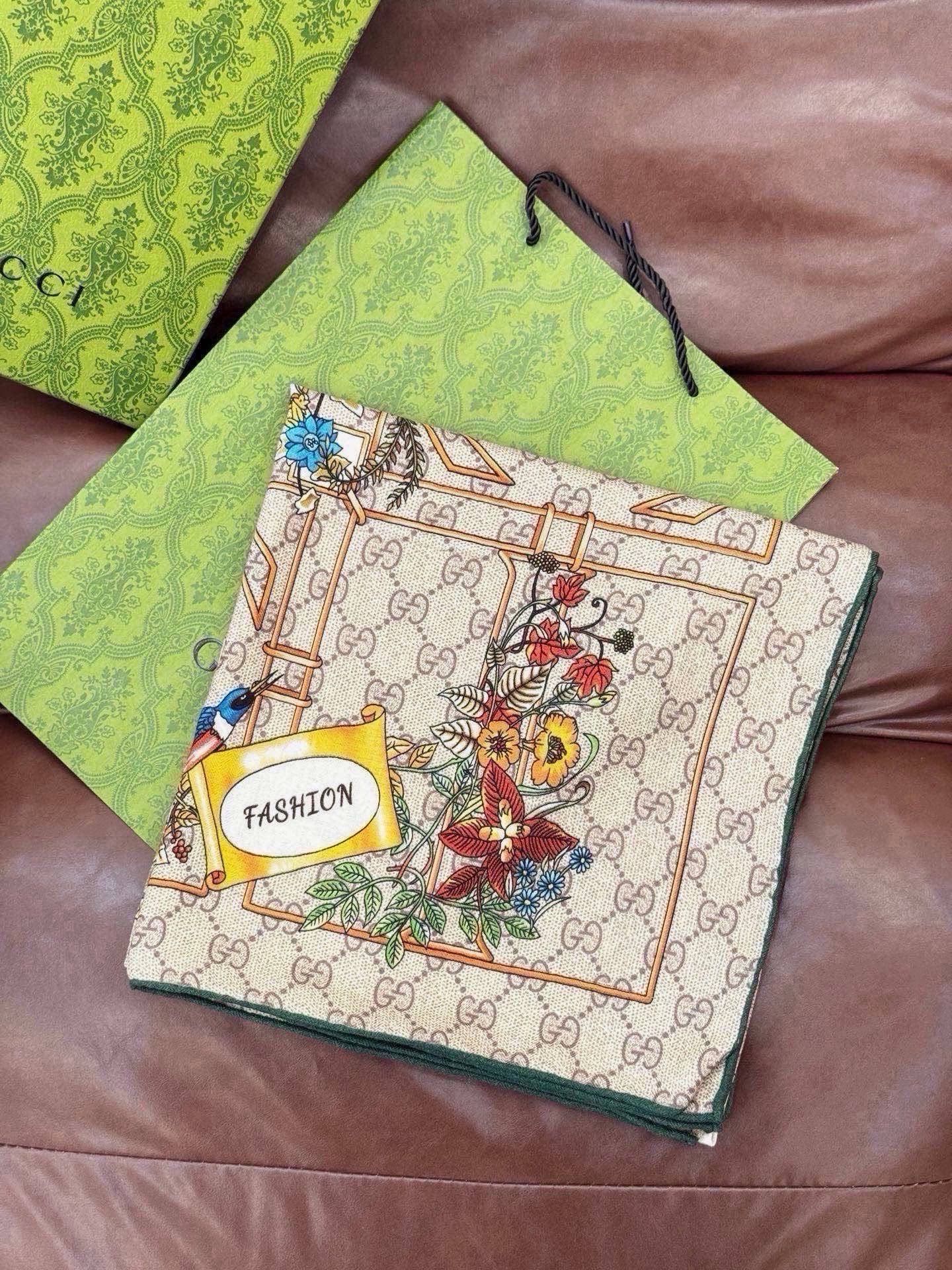 🆕  Gucci新款方巾 Gucci动物和花卉印花 品牌典藏图案在与全新醒目印花的衬托下熠熠生辉。这款方巾匠心缀饰动物和