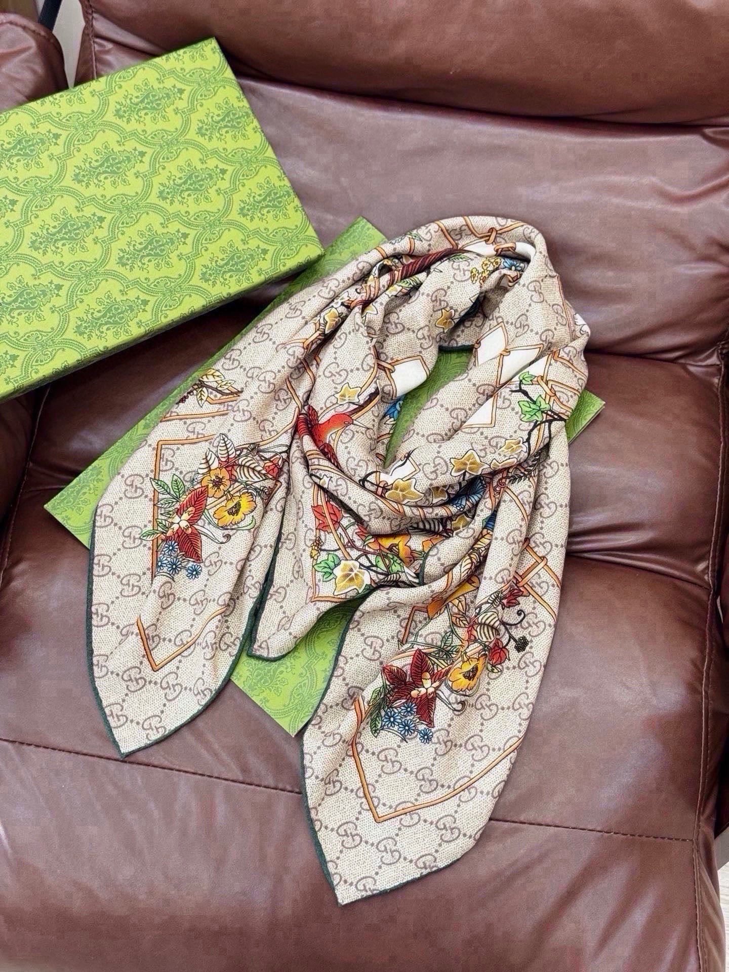 🆕  Gucci新款方巾 Gucci动物和花卉印花 品牌典藏图案在与全新醒目印花的衬托下熠熠生辉。这款方巾匠心缀饰动物和