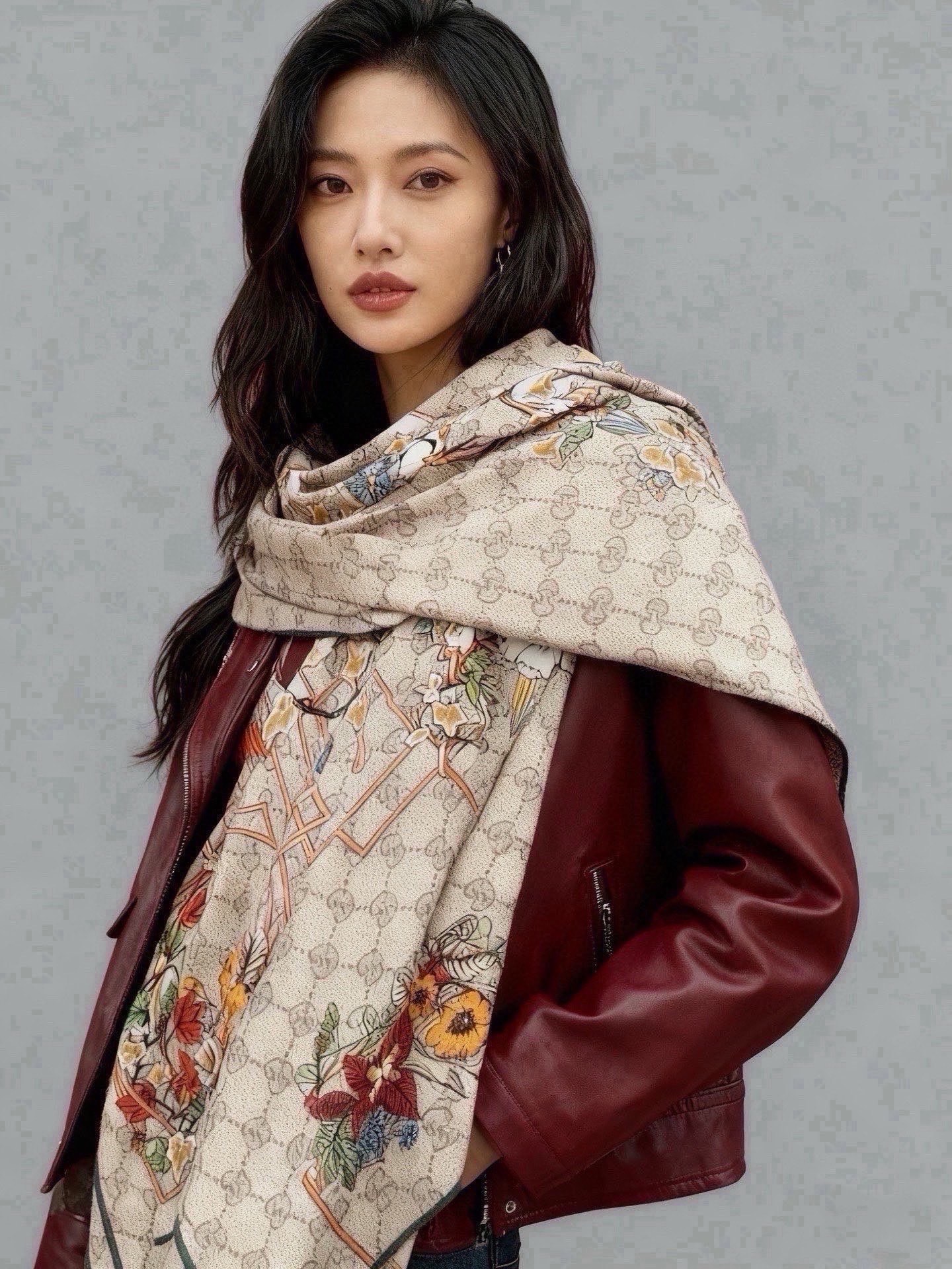 🆕  Gucci新款方巾 Gucci动物和花卉印花 品牌典藏图案在与全新醒目印花的衬托下熠熠生辉。这款方巾匠心缀饰动物和