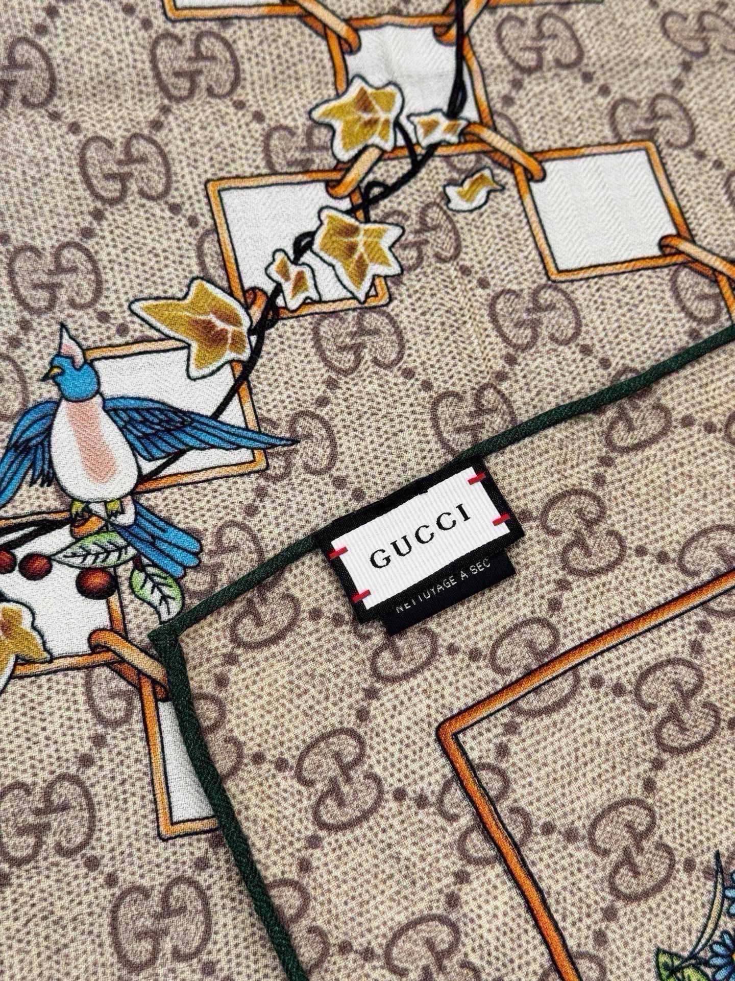 🆕  Gucci新款方巾 Gucci动物和花卉印花 品牌典藏图案在与全新醒目印花的衬托下熠熠生辉。这款方巾匠心缀饰动物和