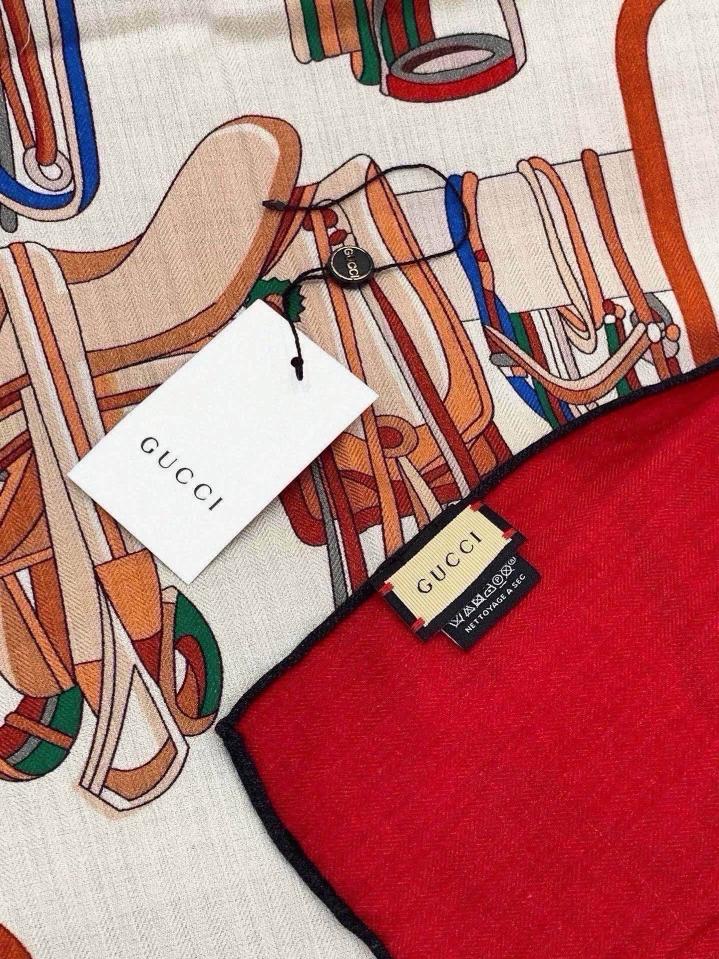 🆕  💟Gucci~140双面丝绒披肩 马鞍细节和骑马图案以精致色调匠心呈献，意在向品牌与马术世界的深厚渊源致敬。这款方
