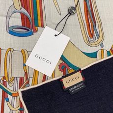 🆕 💟Gucci~140双面丝绒披肩 马鞍细节和骑马图案以精致色调匠心呈献,意在向品牌与马术世界的深厚渊源致敬。这款方 🆕 💟Gucci~140双面丝绒披肩 马鞍细节和骑马图案以精致色调匠心呈献,意在向品牌与马术世界的深厚渊源致敬。这款方