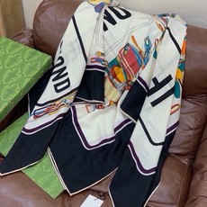 🆕 💟Gucci~140双面丝绒披肩 马鞍细节和骑马图案以精致色调匠心呈献,意在向品牌与马术世界的深厚渊源致敬。这款方 🆕 💟Gucci~140双面丝绒披肩 马鞍细节和骑马图案以精致色调匠心呈献,意在向品牌与马术世界的深厚渊源致敬。这款方