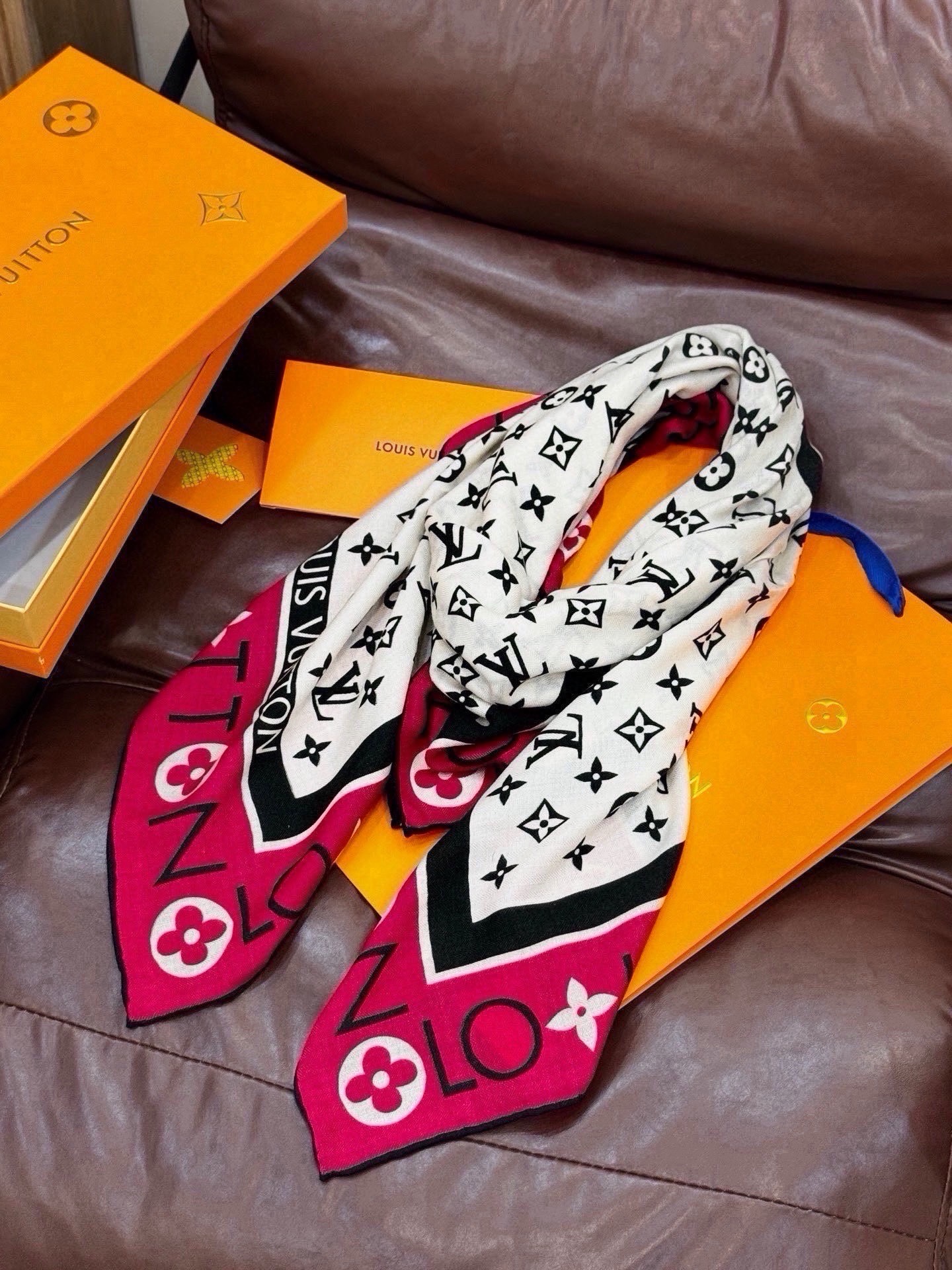 🆕 MONOGRAM INFINITY 140丝绒方巾 【140顶级丝绒双面同色】 Monogram Infinit 🆕 MONOGRAM INFINITY 140丝绒方巾 【140顶级丝绒双面同色】 Monogram Infinit