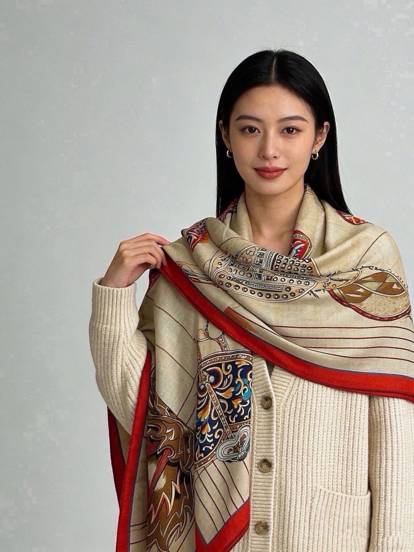 🆕  “鞍上世界”140丝绒方巾双面同色 手工卷边丝绒方巾（30%真丝70%羊绒） 这款披肩的经典单品展现强大而迷人的女