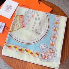 🆕 【双面同色】原单爱马仕140cm丝绒方巾💕 甜蜜的鞍具,装饰家芳登和佩西耶设计的一款餐盘增添骑士般的浪漫气息,该餐 🆕 【双面同色】原单爱马仕140cm丝绒方巾💕 甜蜜的鞍具,装饰家芳登和佩西耶设计的一款餐盘增添骑士般的浪漫气息,该餐