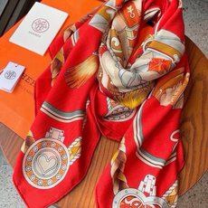 🆕 【双面同色】原单爱马仕140cm丝绒方巾💕 甜蜜的鞍具,装饰家芳登和佩西耶设计的一款餐盘增添骑士般的浪漫气息,该餐 🆕 【双面同色】原单爱马仕140cm丝绒方巾💕 甜蜜的鞍具,装饰家芳登和佩西耶设计的一款餐盘增添骑士般的浪漫气息,该餐