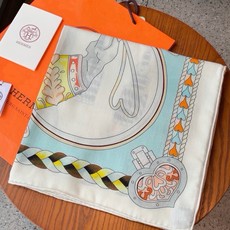 🆕 【双面同色】原单爱马仕140cm丝绒方巾💕 甜蜜的鞍具,装饰家芳登和佩西耶设计的一款餐盘增添骑士般的浪漫气息,该餐 🆕 【双面同色】原单爱马仕140cm丝绒方巾💕 甜蜜的鞍具,装饰家芳登和佩西耶设计的一款餐盘增添骑士般的浪漫气息,该餐
