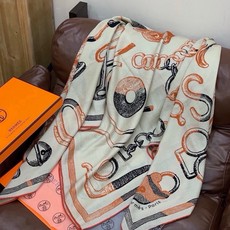 🆕 爱马仕(Hermes)【💗】 | “马具故事的诗意回顾”140披肩 【上新❤️】 永远秉承高品质 手工卷边羊绒和 🆕 爱马仕(Hermes)【💗】 | “马具故事的诗意回顾”140披肩 【上新❤️】 永远秉承高品质 手工卷边羊绒和