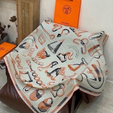 🆕 爱马仕(Hermes)【💗】 | “马具故事的诗意回顾”140披肩 【上新❤️】 永远秉承高品质 手工卷边羊绒和 🆕 爱马仕(Hermes)【💗】 | “马具故事的诗意回顾”140披肩 【上新❤️】 永远秉承高品质 手工卷边羊绒和
