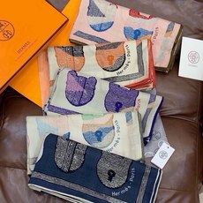 🆕 爱马仕(Hermes)【💗】 | “马具故事的诗意回顾”140披肩 【上新❤️】 永远秉承高品质 手工卷边羊绒和 🆕 爱马仕(Hermes)【💗】 | “马具故事的诗意回顾”140披肩 【上新❤️】 永远秉承高品质 手工卷边羊绒和