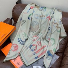 🆕 爱马仕(Hermes)【💗】 | “马具故事的诗意回顾”140披肩 【上新❤️】 永远秉承高品质 手工卷边羊绒和 🆕 爱马仕(Hermes)【💗】 | “马具故事的诗意回顾”140披肩 【上新❤️】 永远秉承高品质 手工卷边羊绒和