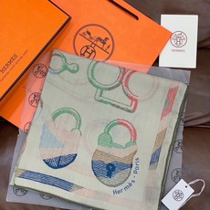 🆕 爱马仕(Hermes)【💗】 | “马具故事的诗意回顾”140披肩 【上新❤️】 永远秉承高品质 手工卷边羊绒和 🆕 爱马仕(Hermes)【💗】 | “马具故事的诗意回顾”140披肩 【上新❤️】 永远秉承高品质 手工卷边羊绒和