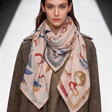 🆕 爱马仕(Hermes)【💗】 | “马具故事的诗意回顾”140披肩 【上新❤️】 永远秉承高品质 手工卷边羊绒和 🆕 爱马仕(Hermes)【💗】 | “马具故事的诗意回顾”140披肩 【上新❤️】 永远秉承高品质 手工卷边羊绒和