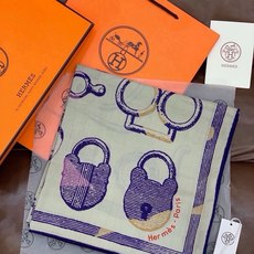 🆕 爱马仕(Hermes)【💗】 | “马具故事的诗意回顾”140披肩 【上新❤️】 永远秉承高品质 手工卷边羊绒和 🆕 爱马仕(Hermes)【💗】 | “马具故事的诗意回顾”140披肩 【上新❤️】 永远秉承高品质 手工卷边羊绒和