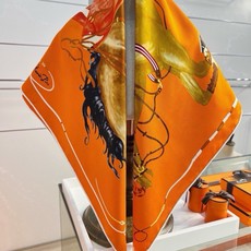 🆕 “纵意驰骋”90方巾-Hermes 丝巾名称:纵意驰骋 设计师:Thibaut Rassat 尺寸:88.5 × 🆕 “纵意驰骋”90方巾-Hermes 丝巾名称:纵意驰骋 设计师:Thibaut Rassat 尺寸:88.5 ×