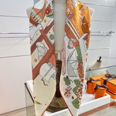 🆕 “诗意遨游”90方巾 手工卷边斜纹真丝方巾(100%桑蚕丝)。 这款爱马仕的经典单品展现强大而迷人的女性魅力精髓。 🆕 “诗意遨游”90方巾 手工卷边斜纹真丝方巾(100%桑蚕丝)。 这款爱马仕的经典单品展现强大而迷人的女性魅力精髓。