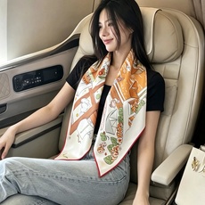 🆕 “诗意遨游”90方巾 手工卷边斜纹真丝方巾(100%桑蚕丝)。 这款爱马仕的经典单品展现强大而迷人的女性魅力精髓。 🆕 “诗意遨游”90方巾 手工卷边斜纹真丝方巾(100%桑蚕丝)。 这款爱马仕的经典单品展现强大而迷人的女性魅力精髓。