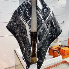 🆕 “诗意遨游”90方巾 手工卷边斜纹真丝方巾(100%桑蚕丝)。 这款爱马仕的经典单品展现强大而迷人的女性魅力精髓。 🆕 “诗意遨游”90方巾 手工卷边斜纹真丝方巾(100%桑蚕丝)。 这款爱马仕的经典单品展现强大而迷人的女性魅力精髓。