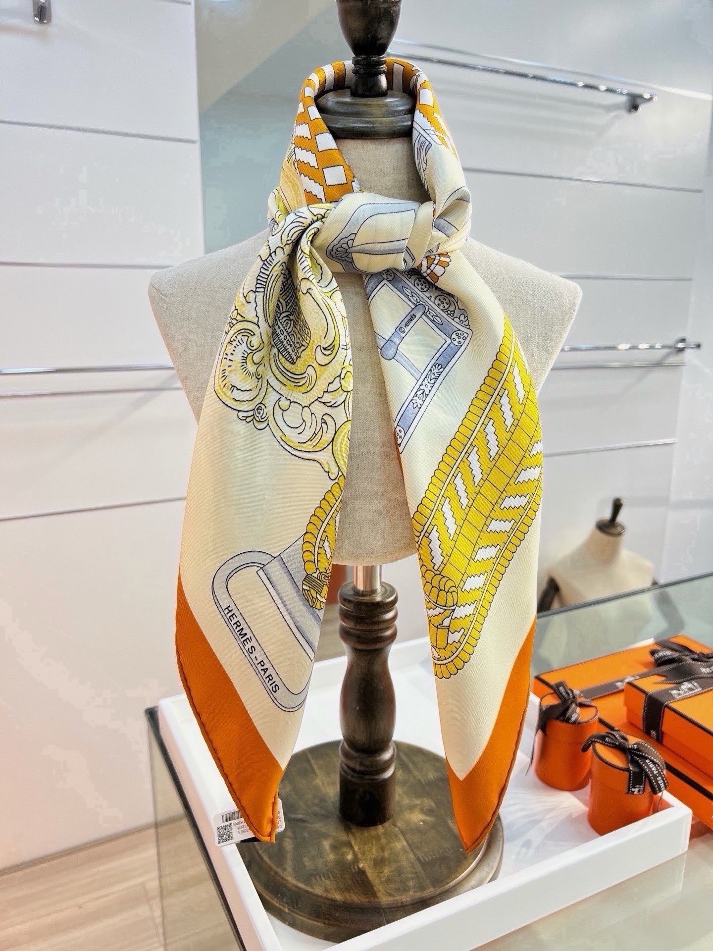 🆕  爱马仕（Hermès）90丝巾 经典款“Boucles et Sangles du Trian”真丝方巾​​ 采用