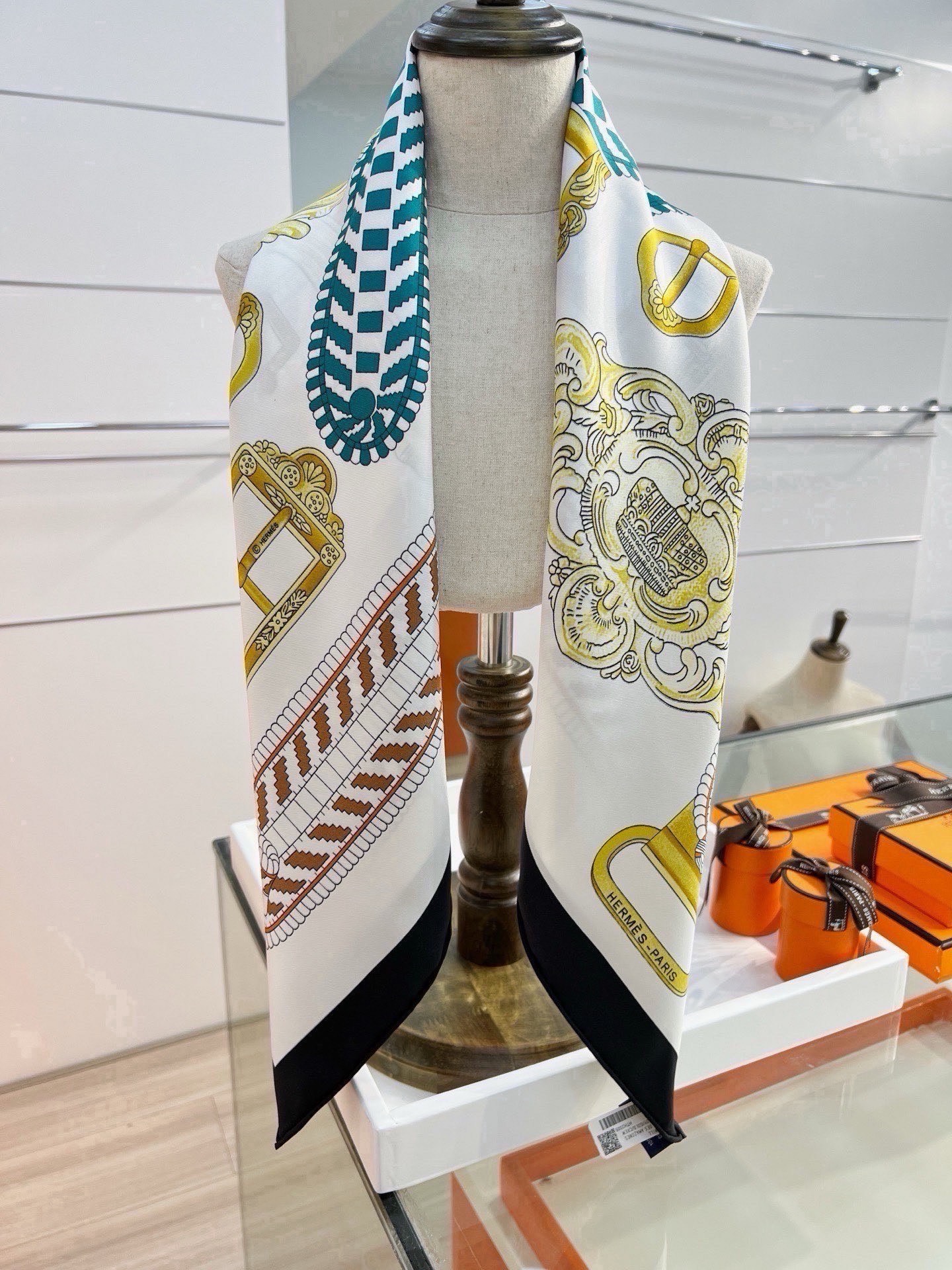🆕 爱马仕(Hermès)90丝巾 经典款“Boucles et Sangles du Trian”真丝方巾 采用 🆕 爱马仕(Hermès)90丝巾 经典款“Boucles et Sangles du Trian”真丝方巾 采用