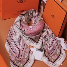🆕 “马嚼锁环BANDANA”140披肩 手工卷边山羊绒和真丝混纺披肩(70%山羊绒,30%桑蚕丝)。 这款迷人的14 🆕 “马嚼锁环BANDANA”140披肩 手工卷边山羊绒和真丝混纺披肩(70%山羊绒,30%桑蚕丝)。 这款迷人的14