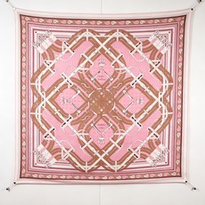 🆕 “马嚼锁环BANDANA”140披肩 手工卷边山羊绒和真丝混纺披肩(70%山羊绒,30%桑蚕丝)。 这款迷人的14 🆕 “马嚼锁环BANDANA”140披肩 手工卷边山羊绒和真丝混纺披肩(70%山羊绒,30%桑蚕丝)。 这款迷人的14