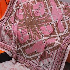 🆕 “马嚼锁环BANDANA”140披肩 手工卷边山羊绒和真丝混纺披肩(70%山羊绒,30%桑蚕丝)。 这款迷人的14 🆕 “马嚼锁环BANDANA”140披肩 手工卷边山羊绒和真丝混纺披肩(70%山羊绒,30%桑蚕丝)。 这款迷人的14