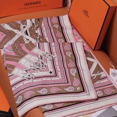 🆕 “马嚼锁环BANDANA”140披肩 手工卷边山羊绒和真丝混纺披肩(70%山羊绒,30%桑蚕丝)。 这款迷人的14 🆕 “马嚼锁环BANDANA”140披肩 手工卷边山羊绒和真丝混纺披肩(70%山羊绒,30%桑蚕丝)。 这款迷人的14