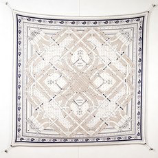 🆕 “马嚼锁环BANDANA”140披肩 手工卷边山羊绒和真丝混纺披肩(70%山羊绒,30%桑蚕丝)。 这款迷人的14 🆕 “马嚼锁环BANDANA”140披肩 手工卷边山羊绒和真丝混纺披肩(70%山羊绒,30%桑蚕丝)。 这款迷人的14