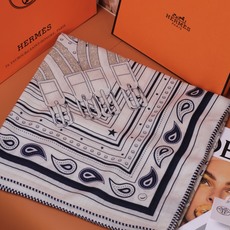 🆕 “马嚼锁环BANDANA”140披肩 手工卷边山羊绒和真丝混纺披肩(70%山羊绒,30%桑蚕丝)。 这款迷人的14 🆕 “马嚼锁环BANDANA”140披肩 手工卷边山羊绒和真丝混纺披肩(70%山羊绒,30%桑蚕丝)。 这款迷人的14