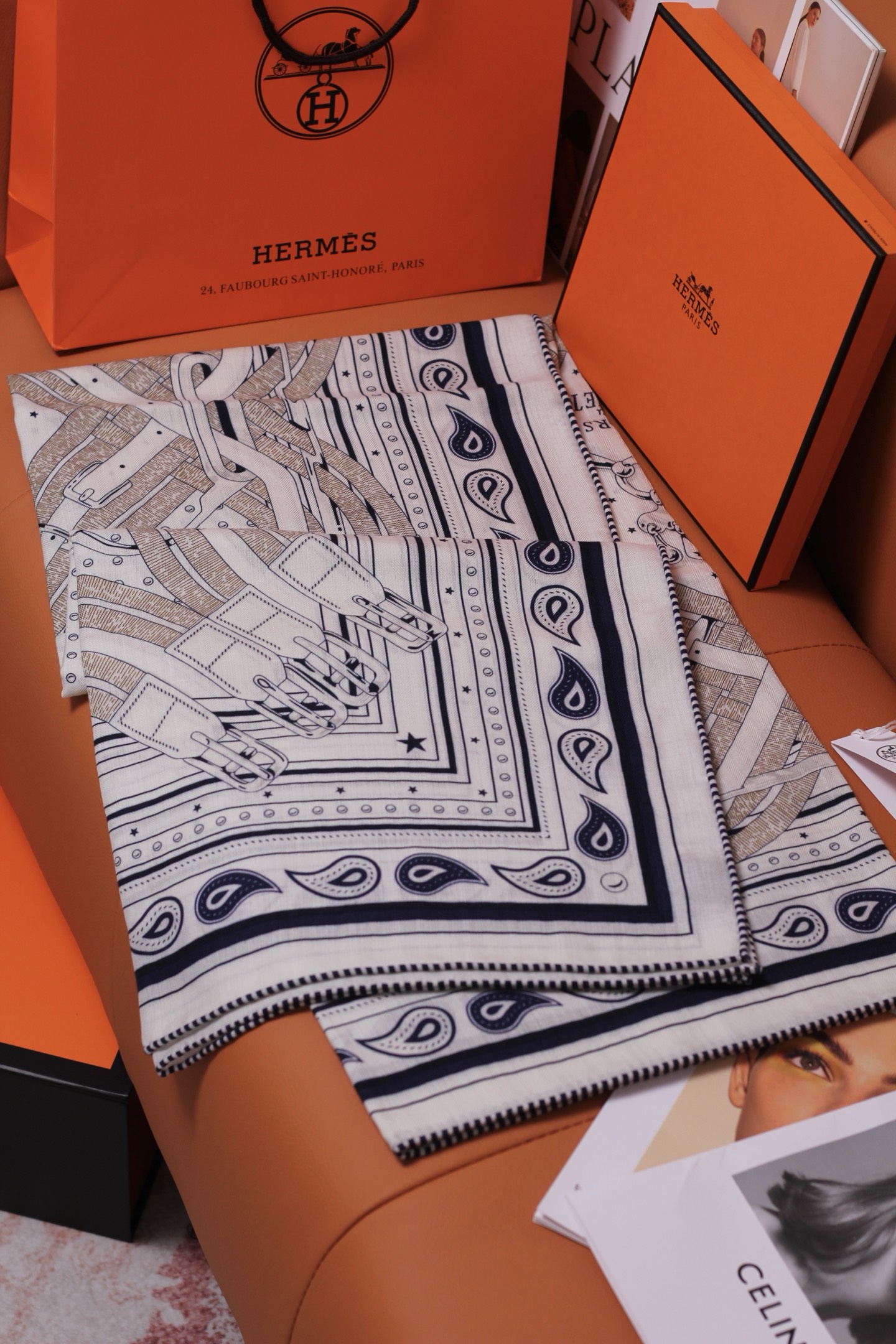 🆕 “马嚼锁环BANDANA”140披肩 手工卷边山羊绒和真丝混纺披肩(70%山羊绒,30%桑蚕丝)。 这款迷人的14 🆕 “马嚼锁环BANDANA”140披肩 手工卷边山羊绒和真丝混纺披肩(70%山羊绒,30%桑蚕丝)。 这款迷人的14