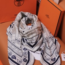 🆕 “马嚼锁环BANDANA”140披肩 手工卷边山羊绒和真丝混纺披肩(70%山羊绒,30%桑蚕丝)。 这款迷人的14 🆕 “马嚼锁环BANDANA”140披肩 手工卷边山羊绒和真丝混纺披肩(70%山羊绒,30%桑蚕丝)。 这款迷人的14