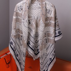 🆕 “马嚼锁环BANDANA”140披肩 手工卷边山羊绒和真丝混纺披肩(70%山羊绒,30%桑蚕丝)。 这款迷人的14 🆕 “马嚼锁环BANDANA”140披肩 手工卷边山羊绒和真丝混纺披肩(70%山羊绒,30%桑蚕丝)。 这款迷人的14