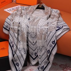 🆕 “马嚼锁环BANDANA”140披肩 手工卷边山羊绒和真丝混纺披肩(70%山羊绒,30%桑蚕丝)。 这款迷人的14 🆕 “马嚼锁环BANDANA”140披肩 手工卷边山羊绒和真丝混纺披肩(70%山羊绒,30%桑蚕丝)。 这款迷人的14