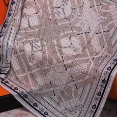 🆕 “马嚼锁环BANDANA”140披肩 手工卷边山羊绒和真丝混纺披肩(70%山羊绒,30%桑蚕丝)。 这款迷人的14 🆕 “马嚼锁环BANDANA”140披肩 手工卷边山羊绒和真丝混纺披肩(70%山羊绒,30%桑蚕丝)。 这款迷人的14