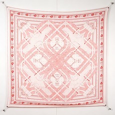 🆕 “马嚼锁环BANDANA”140披肩 手工卷边山羊绒和真丝混纺披肩(70%山羊绒,30%桑蚕丝)。 这款迷人的14 🆕 “马嚼锁环BANDANA”140披肩 手工卷边山羊绒和真丝混纺披肩(70%山羊绒,30%桑蚕丝)。 这款迷人的14