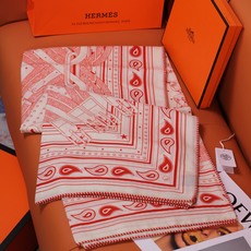 🆕 “马嚼锁环BANDANA”140披肩 手工卷边山羊绒和真丝混纺披肩(70%山羊绒,30%桑蚕丝)。 这款迷人的14 🆕 “马嚼锁环BANDANA”140披肩 手工卷边山羊绒和真丝混纺披肩(70%山羊绒,30%桑蚕丝)。 这款迷人的14