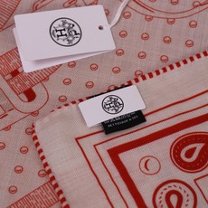 🆕 “马嚼锁环BANDANA”140披肩 手工卷边山羊绒和真丝混纺披肩(70%山羊绒,30%桑蚕丝)。 这款迷人的14 🆕 “马嚼锁环BANDANA”140披肩 手工卷边山羊绒和真丝混纺披肩(70%山羊绒,30%桑蚕丝)。 这款迷人的14