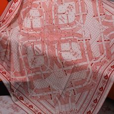 🆕 “马嚼锁环BANDANA”140披肩 手工卷边山羊绒和真丝混纺披肩(70%山羊绒,30%桑蚕丝)。 这款迷人的14 🆕 “马嚼锁环BANDANA”140披肩 手工卷边山羊绒和真丝混纺披肩(70%山羊绒,30%桑蚕丝)。 这款迷人的14
