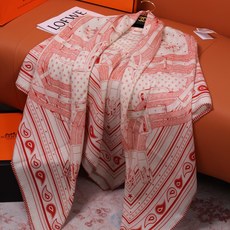 🆕 “马嚼锁环BANDANA”140披肩 手工卷边山羊绒和真丝混纺披肩(70%山羊绒,30%桑蚕丝)。 这款迷人的14 🆕 “马嚼锁环BANDANA”140披肩 手工卷边山羊绒和真丝混纺披肩(70%山羊绒,30%桑蚕丝)。 这款迷人的14