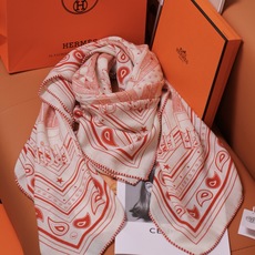 🆕 “马嚼锁环BANDANA”140披肩 手工卷边山羊绒和真丝混纺披肩(70%山羊绒,30%桑蚕丝)。 这款迷人的14 🆕 “马嚼锁环BANDANA”140披肩 手工卷边山羊绒和真丝混纺披肩(70%山羊绒,30%桑蚕丝)。 这款迷人的14